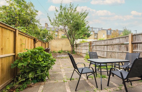 Chiswick Casa | Stylish 3 Bdr London Hideaway in Chiswick w/ Wifi & 2 living rooms.