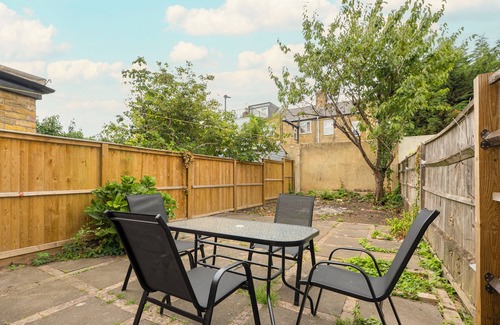 Chiswick Casa | Stylish 3 Bdr London Hideaway in Chiswick w/ Wifi & 2 living rooms.