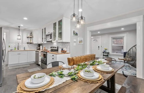 South Kansas City Casa | Stylish 3 Bed/2 Bath Home in KC with Fire Pit