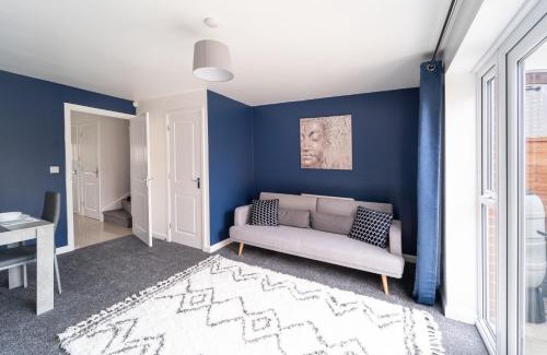 Gloucester Casa | Stylish 3-bed Gloucester house with Free Driveway Parking for 2 cars