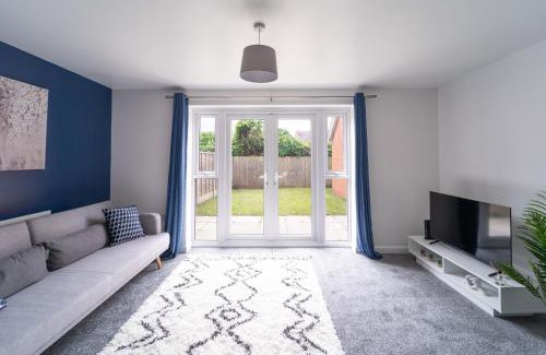 Gloucester Casa | Stylish 3-bed Gloucester house with Free Driveway Parking for 2 cars