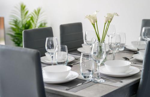 Gloucester Casa | Stylish 3-bed Gloucester house with Free Driveway Parking for 2 cars