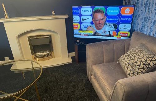 Handsworth Casa | Stylish 3 bed house, private parking on premise, with conservatory, close to KFC, McDonalds, ALDI and ASDA