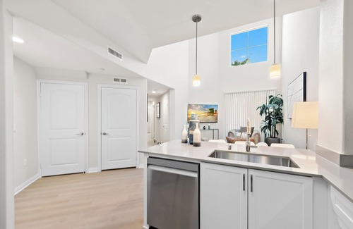 Irvine Business Complex Apartamento | Stylish 3 Bed in the Heart of Irvine. Centrally Located, Beautifully Decorated.