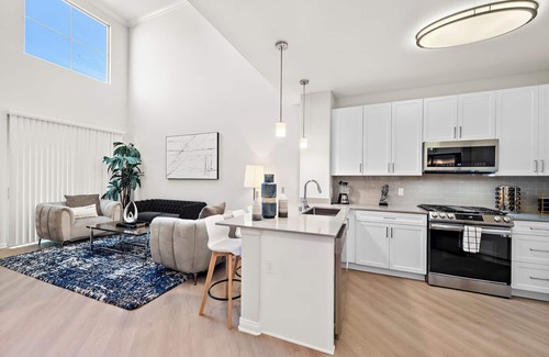 Irvine Business Complex Apartamento | Stylish 3 Bed in the Heart of Irvine. Centrally Located, Beautifully Decorated.