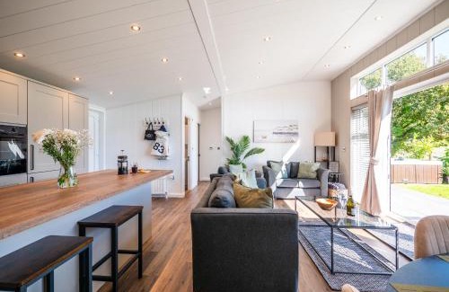 Totnes Cabina | Stylish 3-bed Lodge With Golf & Spa Access