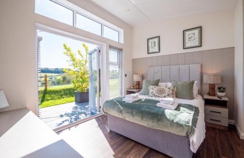 Totnes Cabina | Stylish 3-bed Lodge With Golf & Spa Access