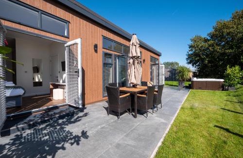 Totnes Cabina | Stylish 3-bed Lodge With Golf & Spa Access