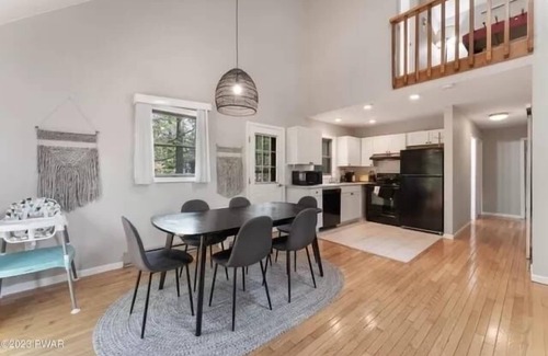 Tobyhanna Cabina | Stylish 3 Bed Mtn Retreat with HOT TUB, KING SIZE BED & Resort Style Amenities.