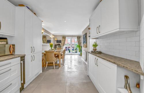 Bury St Edmunds Casa | Stylish 3 bedroom townhouse for 5 guests, set in the medieval grid with off street parking