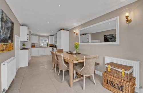 Bury St Edmunds Casa | Stylish 3 bedroom townhouse for 5 guests, set in the medieval grid with off street parking