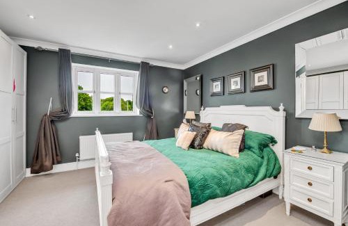 Bury St Edmunds Casa | Stylish 3 bedroom townhouse for 5 guests, set in the medieval grid with off street parking