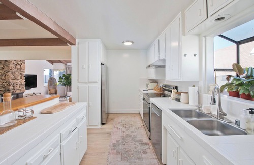 Gas Lamp Section Casa | Stylish, 3 Bedroom Beach House w/ Ocean Views