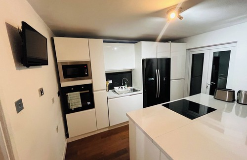 Great Linford Casa | Stylish 3 Bedroom + 2 Bathroom Townhome near Central Milton Keynes with Balcony