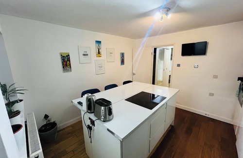 Great Linford Casa | Stylish 3 Bedroom + 2 Bathroom Townhome near Central Milton Keynes with Balcony