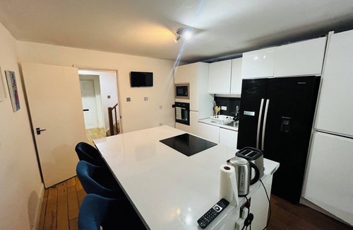Great Linford Casa | Stylish 3 Bedroom + 2 Bathroom Townhome near Central Milton Keynes with Balcony