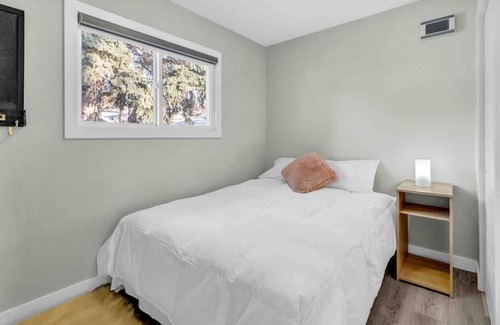 Calgary Casa | Stylish 3 Bedroom - Close to Downtown & Airport!