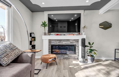 Calgary Casa | Stylish 3 Bedroom - Close to Downtown & Airport!