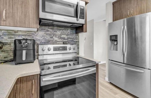 Calgary Casa | Stylish 3 Bedroom - Close to Downtown & Airport!