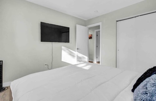 Calgary Casa | Stylish 3 Bedroom - Close to Downtown & Airport!