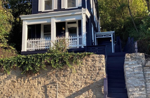 Clifton Heights Casa | Stylish 3-bedroom house: Amazing view, charming back porch & off street parking