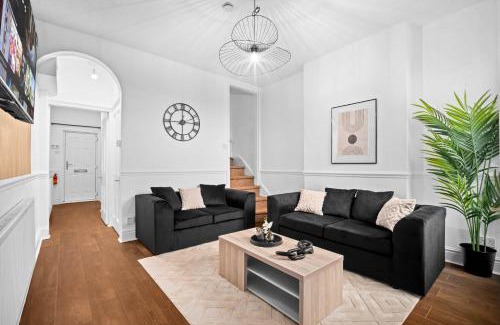 Birmingham Casa | Stylish 3-Bedroom Home with Garden & Convenient Parking 18M