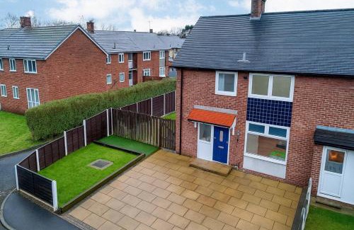 Trafford Casa | Stylish 3 Bedroom House with Garden Parking Pet Friendly