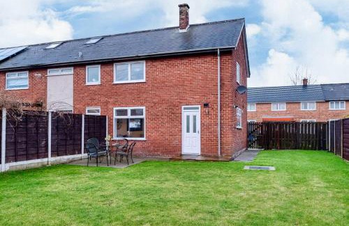 Trafford Casa | Stylish 3 Bedroom House with Garden Parking Pet Friendly