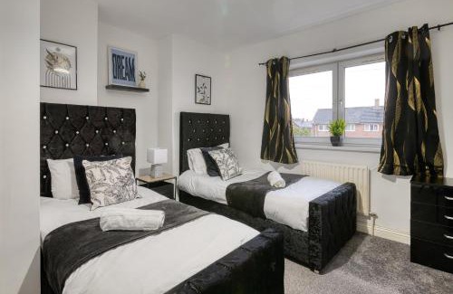 Trafford Casa | Stylish 3 Bedroom House with Garden Parking Pet Friendly