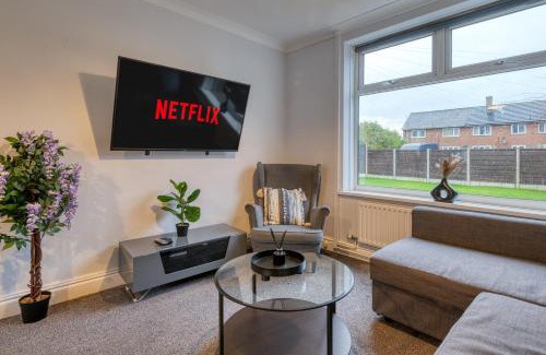 Trafford Casa | Stylish 3 Bedroom House with Garden Parking Pet Friendly