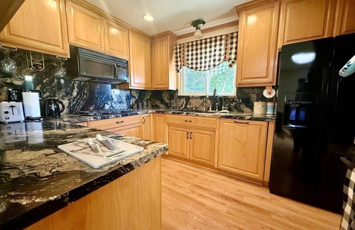Southeast Anaheim Casa | Stylish 3-bedroom house with backyard & BBQ near Disneyland