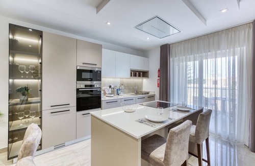 St. Andrew's Apartamento | ✨ Stylish 3-bedroom in Swieqi 🇲🇹 – just minutes from beaches, restaurants & nightlife 🌊🍴🎶. Your perfect Malta getaway awaits! 🌴☀️
