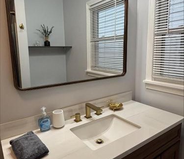Elmhurst Casa | Stylish 3 bedroom near Downtown Providence & Providence College