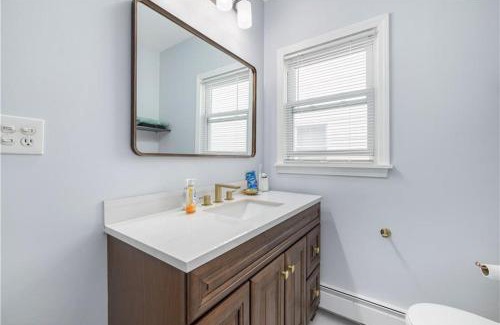 Elmhurst Casa | Stylish 3 bedroom near Downtown Providence & Providence College