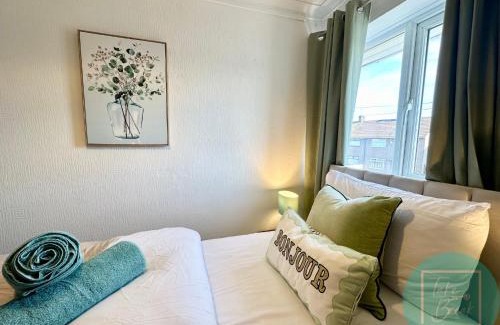 St Helens Apartamento | Stylish 3-Bedroom St Helens Home with Parking & Wi-Fi