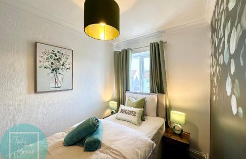 St Helens Apartamento | Stylish 3-Bedroom St Helens Home with Parking & Wi-Fi
