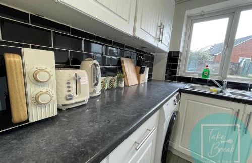 St Helens Apartamento | Stylish 3-Bedroom St Helens Home with Parking & Wi-Fi
