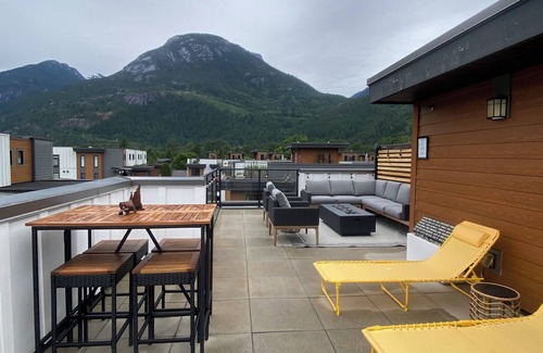 Squamish Casa | Stylish 3 bedroom townhome with rooftop patio