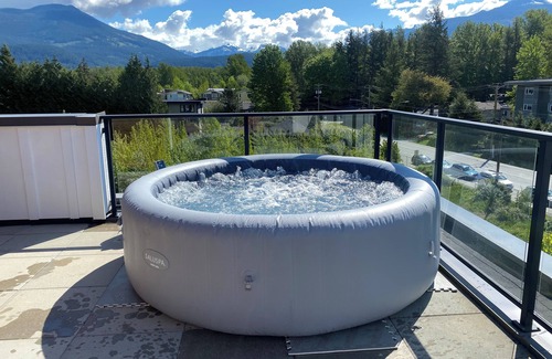 Squamish Casa | Stylish 3 bedroom townhome with rooftop patio