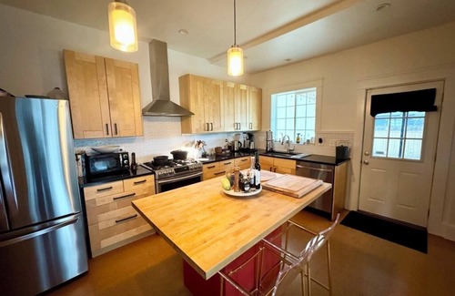 Kenton Casa | Stylish 3 Bedroom w/Spa + Yard