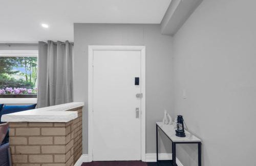 Whitby Apartamento | Stylish 3 BR Apt with Free Parking, Wifi and Patio