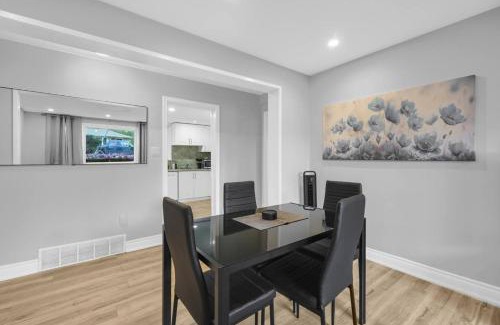 Whitby Apartamento | Stylish 3 BR Apt with Free Parking, Wifi and Patio