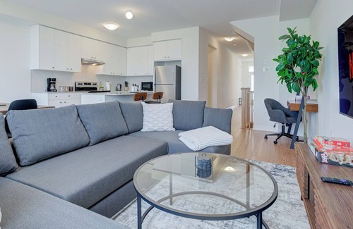 Pickering Casa | Stylish 3BDR in Pickering's Heart | Free Parking