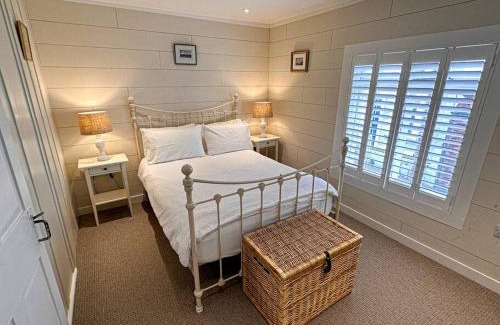 Cowes Casa | Stylish 3BR Cowes Cottage Close To The Waterfront