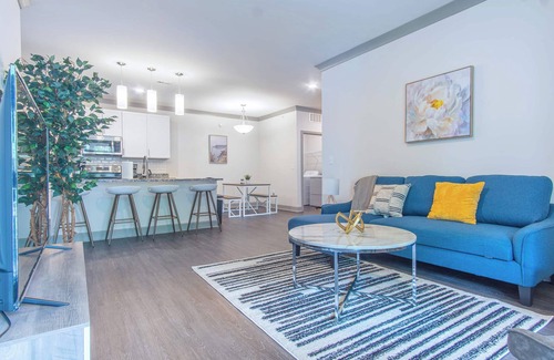 Buechel Apartamento | Stylish 3BR Getaway | Pool, Gym Access & Free Parking