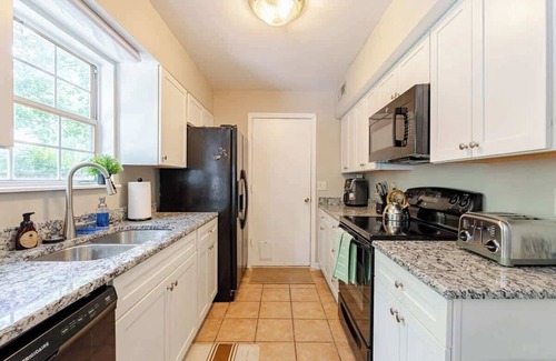 North Charleston Casa | Stylish 3BR home w/King Bed, backyard & Fire pit