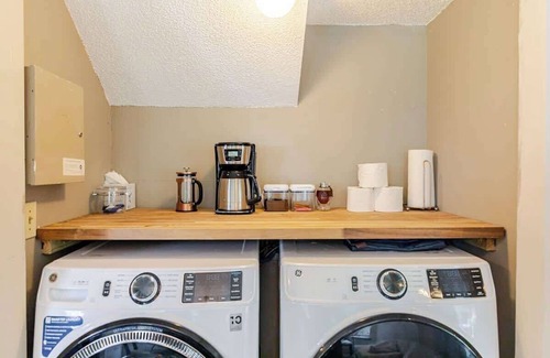 North Charleston Casa | Stylish 3BR home w/King Bed, backyard & Fire pit