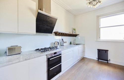 Harrow Road Apartamento | Stylish 3BR Home with Private Patio in Maida Vale