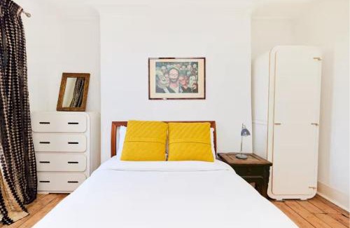 Harrow Road Apartamento | Stylish 3BR Home with Private Patio in Maida Vale