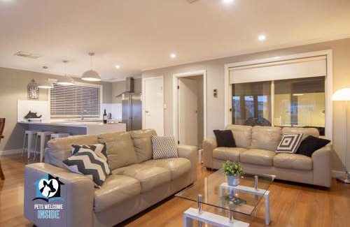 Encounter Bay Casa | Stylish 3BR Lake - front House